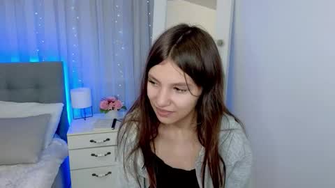 Snapshot of little__lunaa chatting on November 13, 2025, 12:04 pm online show from November 13, 2025, 12:04 pm