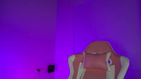 littlee_emma_ online show from February 18, 2026, 3:13 am