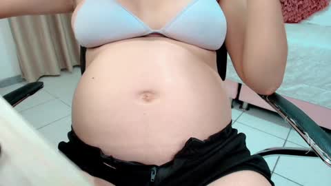 Snapshot of littlemolly_pregnant chatting on January 29, 2025, 7:25 am Sarahs Room online show from January 29, 2025, 7:25 am