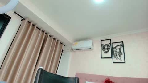 Snapshot of littlemolly_pregnant chatting on March 1, 2025, 3:43 am Sarahs Room online show from March 1, 2025, 3:43 am