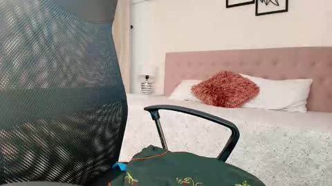 Snapshot of littlemolly_pregnant chatting on September 23, 2025, 9:40 pm Sarahs Room online show from September 23, 2025, 9:40 pm