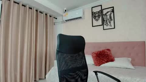 Snapshot of littlemolly_pregnant chatting on October 16, 2025, 8:10 pm Sarahs Room online show from October 16, 2025, 8:10 pm