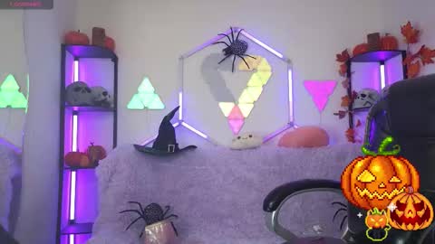Snapshot of littlevixen18 chatting on October 20, 2025, 2:17 pm littlevixen18 online show from October 20, 2025, 2:17 pm