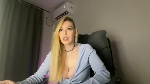 Liya Ray online show from October 20, 2025, 3:23 pm