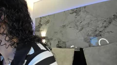 Liz  online show from December 1, 2025, 10:53 am