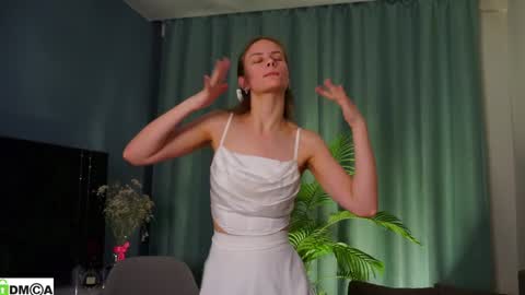 Snapshot of lizbethcoll chatting on December 16, 2024, 4:27 pm Sunnheart online show from December 16, 2024, 4:27 pm