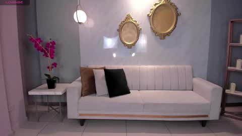 Lizzi  online show from December 3, 2025, 9:35 pm