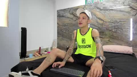 logan_wollff online show from April 15, 2026, 8:09 pm