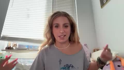 lolaa555 online show from June 8, 2026, 1:28 am