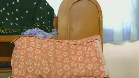 lolaa online show from September 29, 2025, 4:50 am