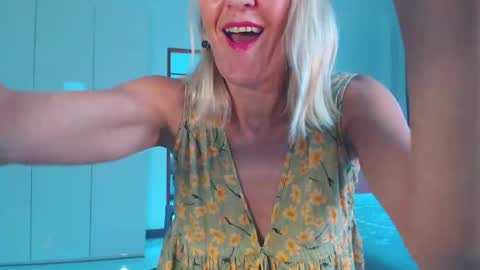 Lola online show from April 13, 2026, 4:51 am