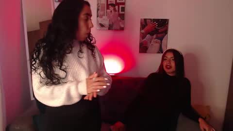 Snapshot of lolaandcamille chatting on February 25, 2025, 1:50 pm lolaandcamille online show from February 25, 2025, 1:50 pm