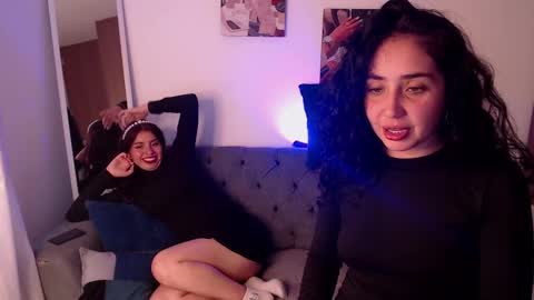 Snapshot of lolaandcamille chatting on February 25, 2025, 4:53 pm lolaandcamille online show from February 25, 2025, 4:53 pm