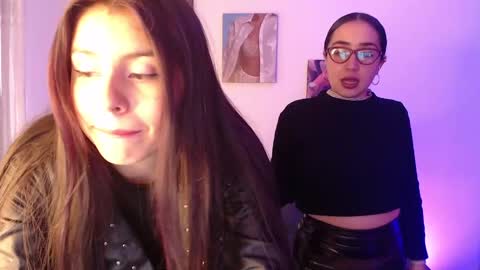 Snapshot of lolaandcamille chatting on March 5, 2025, 1:06 pm lolaandcamille online show from March 5, 2025, 1:06 pm