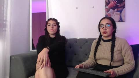 Snapshot of lolaandcamille chatting on March 6, 2025, 7:21 pm lolaandcamille online show from March 6, 2025, 7:21 pm