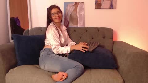 Snapshot of lolaandcamille chatting on March 10, 2025, 7:18 pm lolaandcamille online show from March 10, 2025, 7:18 pm