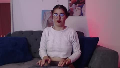 Snapshot of lolaandcamille chatting on March 11, 2025, 10:31 pm lolaandcamille online show from March 11, 2025, 10:31 pm