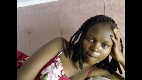 lolamia7 online show from November 14, 2025, 6:34 am