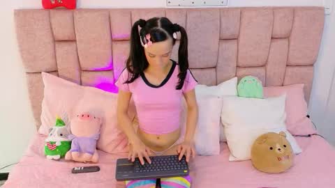 Lola online show from November 25, 2025, 7:36 pm