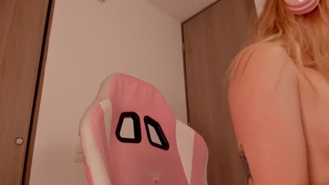 Snapshot of lolly_js_ chatting on March 7, 2025, 7:52 am Lolly  online show from March 7, 2025, 7:52 am