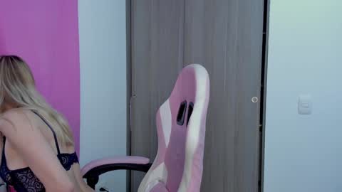 Snapshot of lollypetitte_ chatting on December 10, 2024, 9:22 pm Lolly online show from December 10, 2024, 9:22 pm