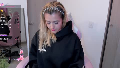 Snapshot of lollypetitte_ chatting on December 31, 2024, 1:26 am Lolly online show from December 31, 2024, 1:26 am