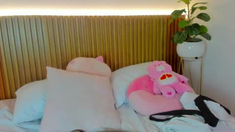 Snapshot of loly_berry chatting on May 5, 2026, 2:14 pm L O L Y online show from May 5, 2026, 2:14 pm