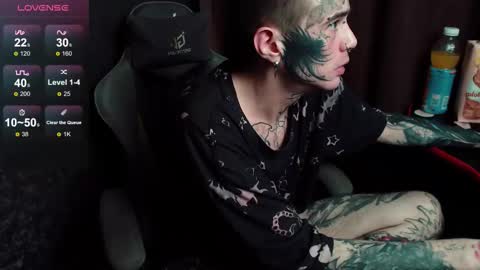 Snapshot of lone1ycrystal chatting on October 30, 2025, 10:43 pm Chris online show from October 30, 2025, 10:43 pm