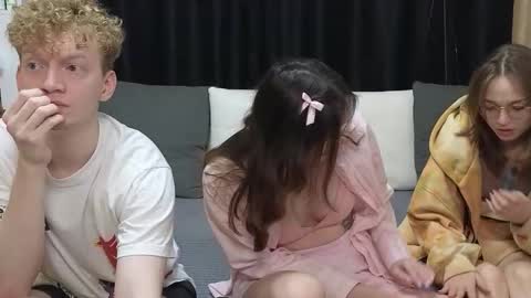 Jean and Isa right couple Mark and Eva left couple online show from March 21, 2026, 10:42 am