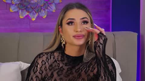 Lora online show from January 7, 2026, 8:44 pm