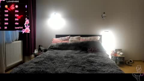 Lora online show from December 3, 2024, 1:43 pm