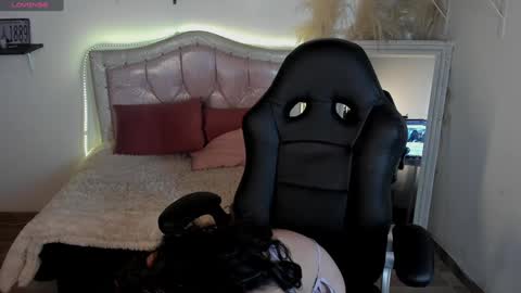 Snapshot of loraine_1 chatting on December 18, 2024, 8:57 pm loraine online show from December 18, 2024, 8:57 pm