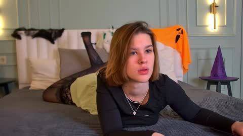 Lora online show from October 28, 2025, 4:20 pm