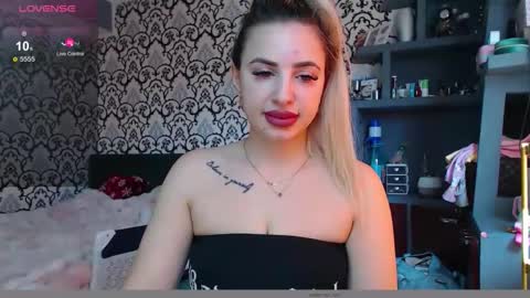 Queen LoraSinClare online show from March 25, 2026, 7:36 am