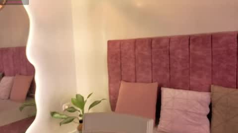 Snapshot of lou_22_ chatting on May 8, 2026, 12:21 pm Lou online show from May 8, 2026, 12:21 pm
