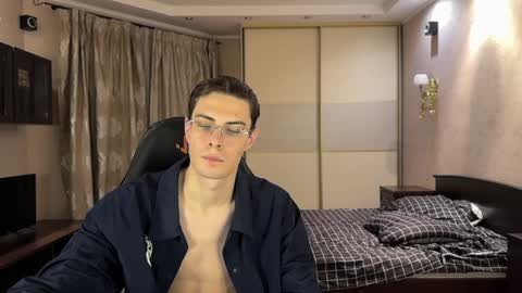 Snapshot of louis_preston chatting on January 14, 2025, 2:19 am Mark online show from January 14, 2025, 2:19 am