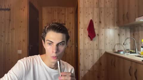 Snapshot of louis_preston chatting on October 17, 2025, 2:15 am Mark online show from October 17, 2025, 2:15 am