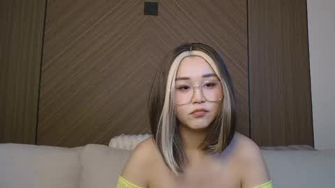 Snapshot of louisakim_ chatting on May 25, 2026, 8:15 pm Kim online show from May 25, 2026, 8:15 pm