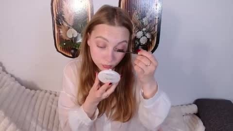 love bella  online show from May 12, 2026, 12:41 am