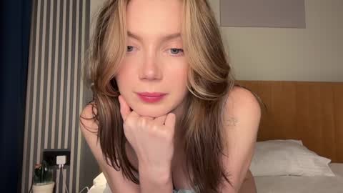 Sofi   online show from October 6, 2025, 4:59 pm