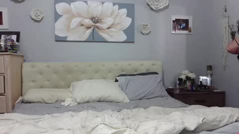 Snapshot of loveislove6970 chatting on November 17, 2025, 2:06 am LoveisLove online show from November 17, 2025, 2:06 am