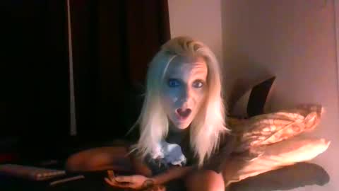 Snapshot of loveluna07 chatting on May 2, 2026, 7:13 am LunaRedd online show from May 2, 2026, 7:13 am