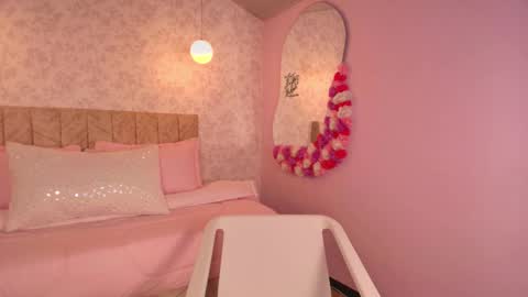 lovely_julls online show from February 9, 2026, 2:54 pm