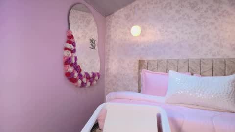 lovely_julls online show from February 18, 2026, 2:24 pm