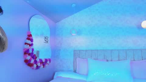 lovely_julls online show from February 25, 2026, 3:10 pm