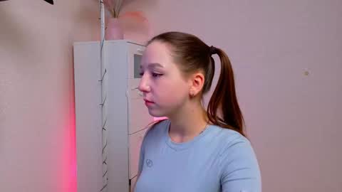 Snapshot of lovely_poppy chatting on October 14, 2025, 1:50 am Lolly online show from October 14, 2025, 1:50 am