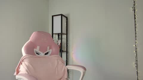 lovelycaroll online show from February 1, 2025, 11:10 am