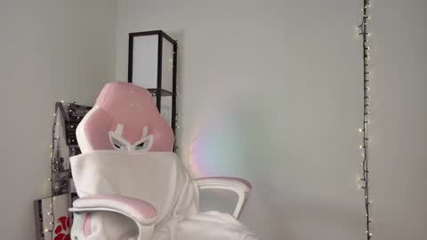 lovelycaroll online show from February 6, 2025, 9:22 am