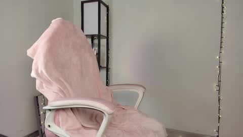 lovelycaroll online show from February 12, 2025, 9:31 am