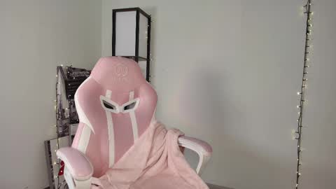 lovelycaroll online show from February 13, 2025, 9:30 am